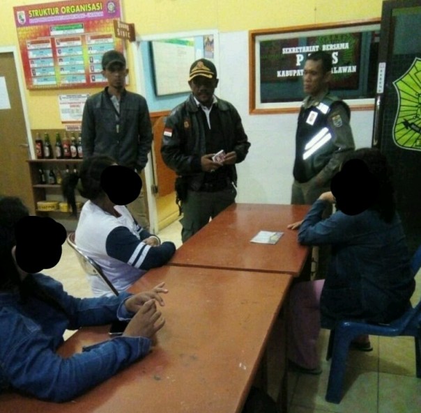 Parawanita pelayan pijet plus saat diintrograsi oleh pihak Satpol PP Pelalawan ( istimewa/net) Parawanita pelayan pijet plus saat diintrograsi oleh pihak Satpol PP Pelalawan ( istimewa/net)
