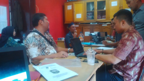 Pemilik pondok Hendra saat melaporkan perusakan di Sat Reskrim Polres Siak (ist) Pemilik pondok Hendra saat melaporkan perusakan di Sat Reskrim Polres Siak (ist)