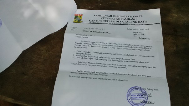 Surat yang dilayangkan oleh Kades Palung Raya kepada Sekdes. Surat ini keluar diduga tanpa alasan yang jelas (Foto : Toni) Surat yang dilayangkan oleh Kades Palung Raya kepada Sekdes. Surat ini keluar diduga tanpa alasan yang jelas (Foto : Toni)
