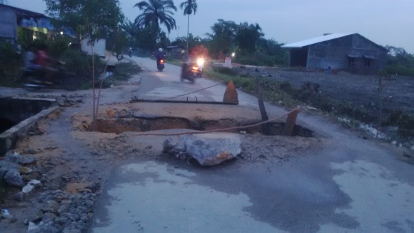 Kondisi Jalan yang putus dan hingga berita ini dirilis belum juga ada perbaikan, padahal sudah banyak pengendara jadi korban (Toni) Kondisi Jalan yang putus dan hingga berita ini dirilis belum juga ada perbaikan, padahal sudah banyak pengendara jadi korban (Toni)