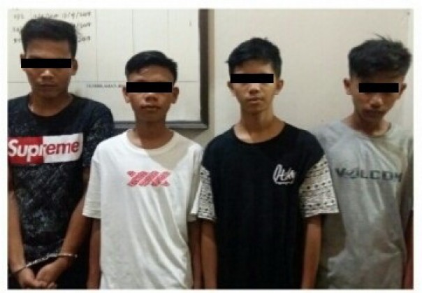 Empat kawanan pencuri di Inhil berhasil ditangkap Polisi usai melakukan aksinya/elpi Empat kawanan pencuri di Inhil berhasil ditangkap Polisi usai melakukan aksinya/elpi