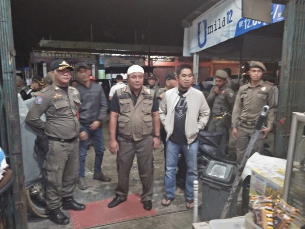Satpol PP dan Damkar Kabupaten Pelalawan menggelar razia ke sejumlah warnet, kafe dan penginapan /elpi/ardi Satpol PP dan Damkar Kabupaten Pelalawan menggelar razia ke sejumlah warnet, kafe dan penginapan /elpi/ardi