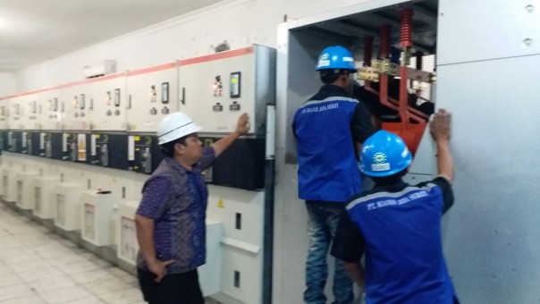 Pihak PLN saat mendatangkan panel baru untuk menggantikan panel yang terbakar/elpi