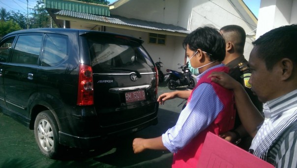 Tersangka DH saat digelandang oleh Kejari/elpi Tersangka DH saat digelandang oleh Kejari/elpi