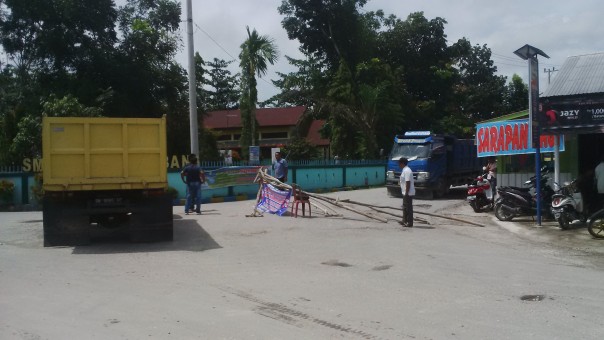 Sejumlah warga melakukan penghadangan terhadap truk yang hendak memuat pasir (Toni) Sejumlah warga melakukan penghadangan terhadap truk yang hendak memuat pasir (Toni)