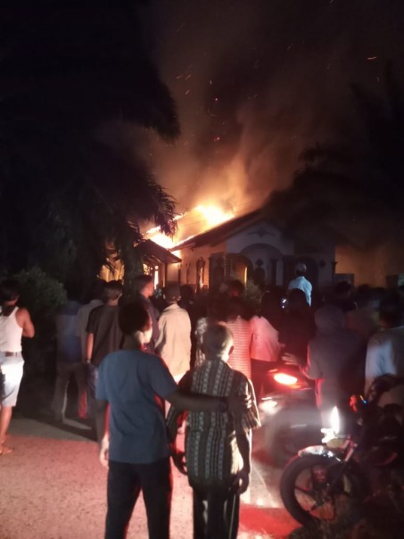 Warga ilut membantu melakukan pemadaman rumah milik Ngadiono yang terbakar/elpi/azi Warga ilut membantu melakukan pemadaman rumah milik Ngadiono yang terbakar/elpi/azi
