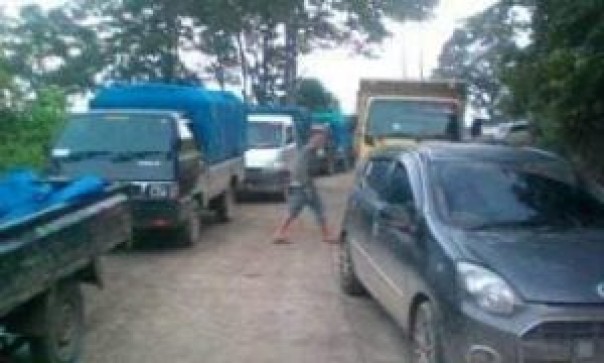 Kondisi lumpur akibat matrial longsor yang belum dibersihkan (Foto : MPOC) Kondisi lumpur akibat matrial longsor yang belum dibersihkan (Foto : MPOC)