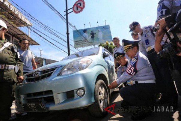 Dinas Perhubungan di Bandung perlakukan peraturan cabut pentil bagi kendaraan parkir sembarangan (Ant) Dinas Perhubungan di Bandung perlakukan peraturan cabut pentil bagi kendaraan parkir sembarangan (Ant)