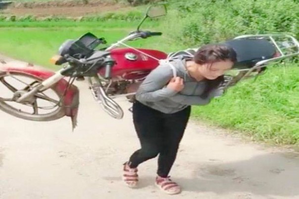 Bak Samson Wati, Wanita Tangguh Ini Gendong Sepeda Motornya Karena Mogok Bak Samson Wati, Wanita Tangguh Ini Gendong Sepeda Motornya Karena Mogok