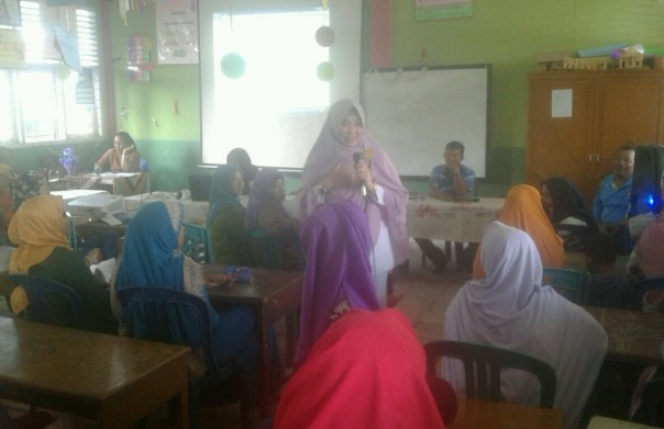 dr Dwi saat memberikan penyuluhan terhadap orangtua murid di SDN 024 Desa Tarai Bangun Kecamatan Tambang , Sabtu tadi. (Toni)