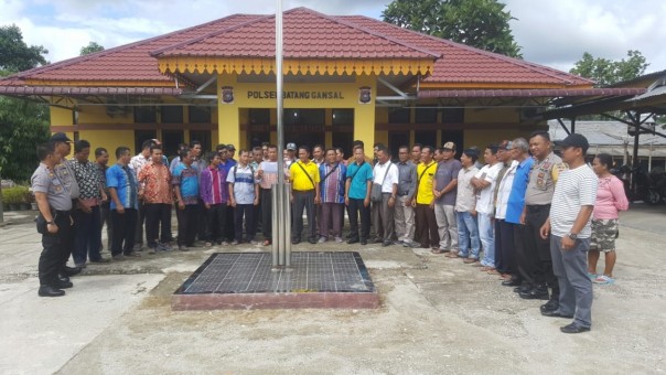 Kapolsek Batang Gangsal Inhu berfoto bersama usai pertemuan pembahasan menyambut Natal/elpi/azi Kapolsek Batang Gangsal Inhu berfoto bersama usai pertemuan pembahasan menyambut Natal/elpi/azi