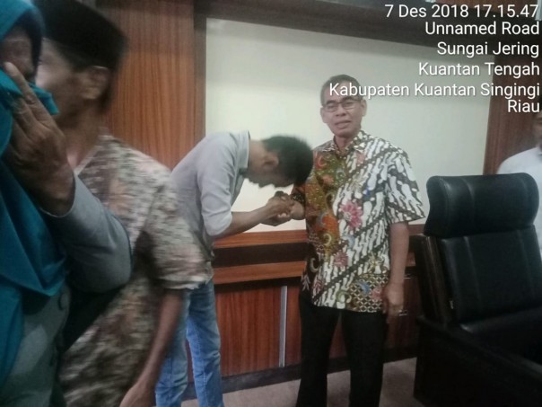 Wandi meminta maaf langsung kepada Bupati Kuansing Drs. H. Mursini/zar/elpi Wandi meminta maaf langsung kepada Bupati Kuansing Drs. H. Mursini/zar/elpi