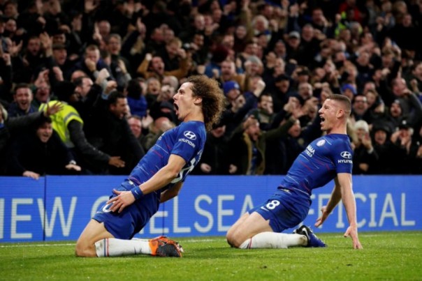 Pemain Chelsea, David Luiz dan Ross Barkley merayakan kemenangan. Pemain Chelsea, David Luiz dan Ross Barkley merayakan kemenangan.