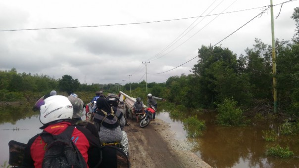 Kondisi jalan desa Kelimantan-Sekodi yang mengalami rusak parah/hari/elpi Kondisi jalan desa Kelimantan-Sekodi yang mengalami rusak parah/hari/elpi