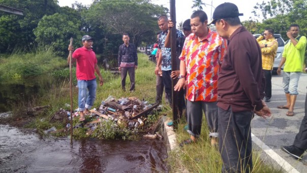 Bupati Siak H Syamsuar saat meninjau banjir desa Langkai Siak/lin/elpi Bupati Siak H Syamsuar saat meninjau banjir desa Langkai Siak/lin/elpi