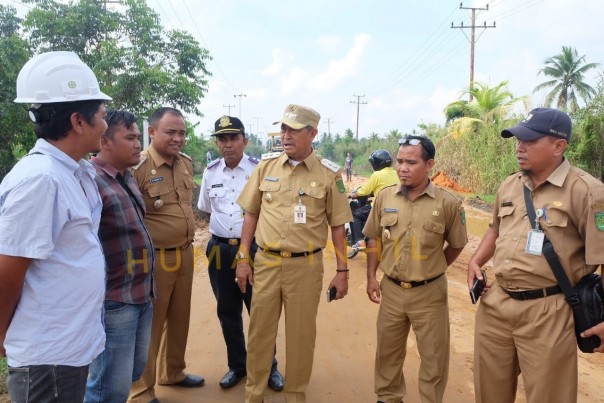 Wabup Inhil H Syamsuddin Uti (SU) meninjau kondisi Jalan Sungai Beringin Tembilahan/rgo/elpi Wabup Inhil H Syamsuddin Uti (SU) meninjau kondisi Jalan Sungai Beringin Tembilahan/rgo/elpi