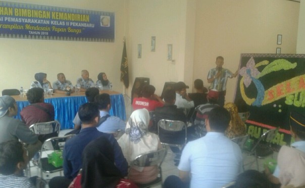Pelatihan atau bimbingan mendesain Papan Bunga buat mantan napi di Bapas Pekanbaru (ist) Pelatihan atau bimbingan mendesain Papan Bunga buat mantan napi di Bapas Pekanbaru (ist)
