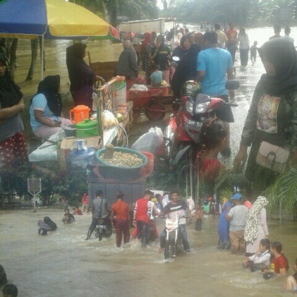 Banjir bukan hanya menimbulka duka tapi juga ada tersimpan kegembiraan. hal ini terjadi di Kampar (Toni) Banjir bukan hanya menimbulka duka tapi juga ada tersimpan kegembiraan. hal ini terjadi di Kampar (Toni)