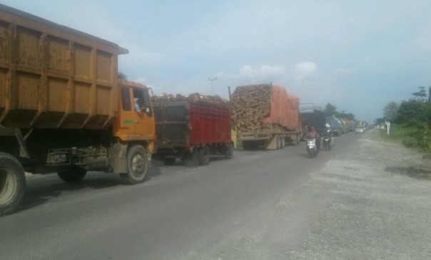 Antrian kendaraan mengular ditaksir macet mencapai lebih kurang 2 kilometer (Toni) Antrian kendaraan mengular ditaksir macet mencapai lebih kurang 2 kilometer (Toni)