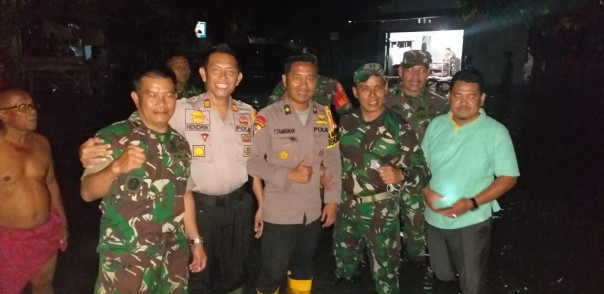 TNI bersama Polri bahu membahu bantu korban banjir dikawasan Kabupaten Kampar (ist) TNI bersama Polri bahu membahu bantu korban banjir dikawasan Kabupaten Kampar (ist)