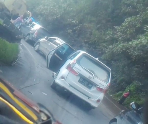 Kendaraan macet total di Jalur Solok-Padang di Sitinjau Lauik Panorama 2, Kamis (13/12/2018). Foto: Instagram Infosumbar. Kendaraan macet total di Jalur Solok-Padang di Sitinjau Lauik Panorama 2, Kamis (13/12/2018). Foto: Instagram Infosumbar.