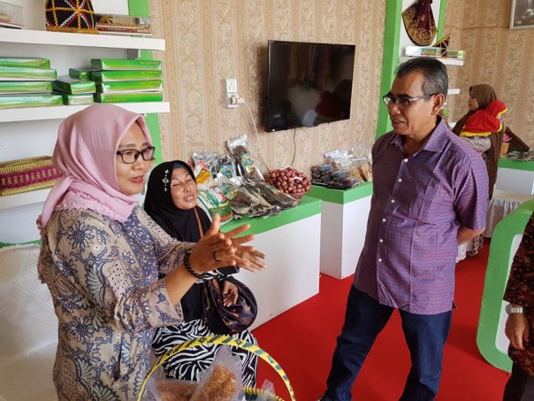 Bupati H MUrsini meninjau stand bazar Kuansing/zar/elpi Bupati H MUrsini meninjau stand bazar Kuansing/zar/elpi