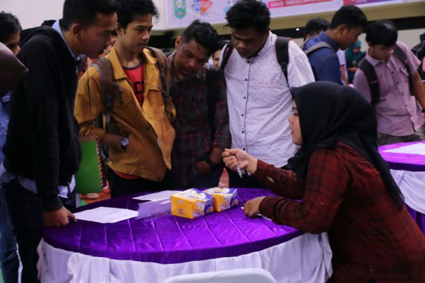 Para pencari kerja memadati lokasi pelaksanaan Job Fair 2018 di Siak/lin.elpi Para pencari kerja memadati lokasi pelaksanaan Job Fair 2018 di Siak/lin.elpi