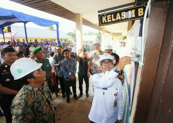 General Manager PT PLN (Persero) Unit Induk Wilayah Riau dan Kepulauan Riau, M. Irwansyah Putra meresmikan bahwa tanda dibukanya aliran listrik ke desa terakhir kuansing (ist) General Manager PT PLN (Persero) Unit Induk Wilayah Riau dan Kepulauan Riau, M. Irwansyah Putra meresmikan bahwa tanda dibukanya aliran listrik ke desa terakhir kuansing (ist)