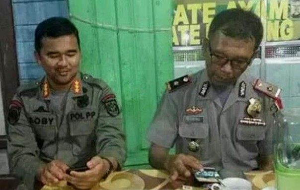 Kapolsek Rengat Barat Kompol B Suryadi SH dan Kepala Satuan (Kasat) Pol PP lnhu H. Boby Rahmat S.STP, M.Si (rac) Kapolsek Rengat Barat Kompol B Suryadi SH dan Kepala Satuan (Kasat) Pol PP lnhu H. Boby Rahmat S.STP, M.Si (rac)