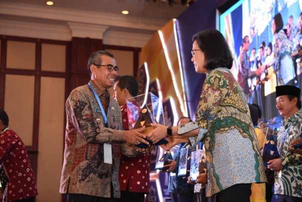 Bupati Kuansing Drs. H. Mursini, M.Si saat menerima Penghargaan dari Kementrian Keuangan Sri Mulyani/zar/elpi Bupati Kuansing Drs. H. Mursini, M.Si saat menerima Penghargaan dari Kementrian Keuangan Sri Mulyani/zar/elpi