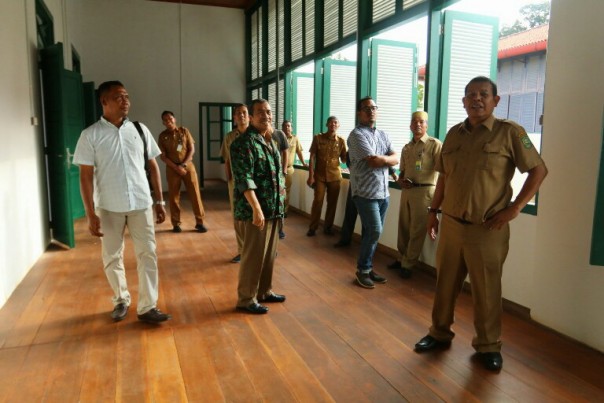 Bupati Siak H Syamsuar saat meninjau kawasan Tangsi Belanda di Mempura Siak/lin Bupati Siak H Syamsuar saat meninjau kawasan Tangsi Belanda di Mempura Siak/lin