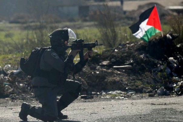 Tentara israel saat menodong senjata ke arah warga palestina (ist)