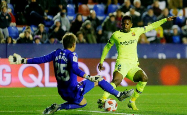 Pemain Barcelona saling berebut bola dengan pemain Levante (ist)