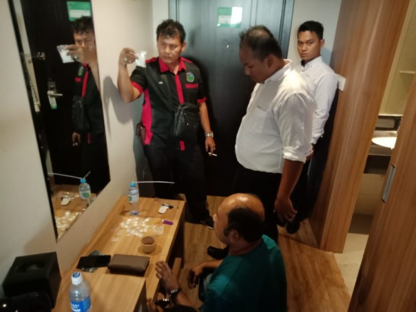 Petugas Satnarkoba Polres Kampar saat melakukan penggeledahan di kamar hotel pelaku Bandar Narkoba (ist)