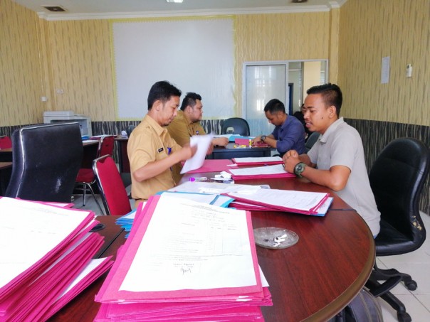Panitia penerimaan CPNS sedang mengecek berkas CPNS//mad Panitia penerimaan CPNS sedang mengecek berkas CPNS//mad