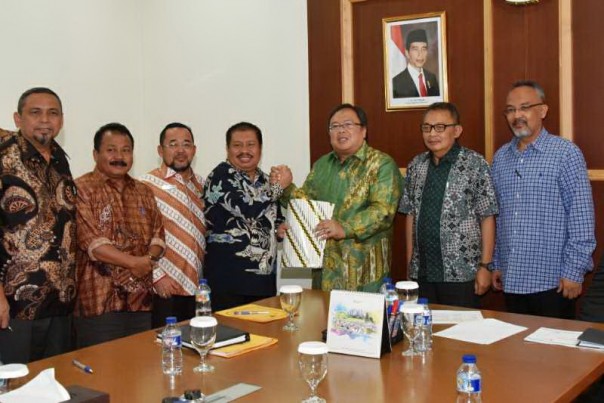 Bupati Amril Mukinin bersama Menteri PPN/Kepala Bappenas Bambang Brodjonegoro /hari/elpi Bupati Amril Mukinin bersama Menteri PPN/Kepala Bappenas Bambang Brodjonegoro /hari/elpi
