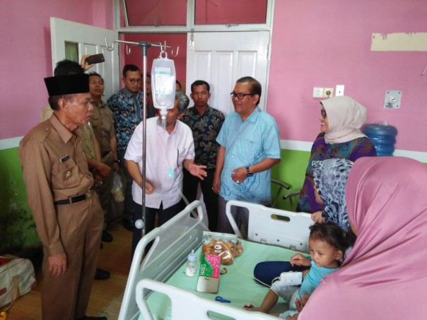 Wakil Bupati Pelalawan Zardewan, saat menjenguk Purwanti di RSUD Selasih/ardi/elpi Wakil Bupati Pelalawan Zardewan, saat menjenguk Purwanti di RSUD Selasih/ardi/elpi
