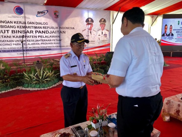 Bupati HM Harris menyerahkan proposal kepada Menteri Luhut Binsar Panjaitan/ardi/elpi Bupati HM Harris menyerahkan proposal kepada Menteri Luhut Binsar Panjaitan/ardi/elpi