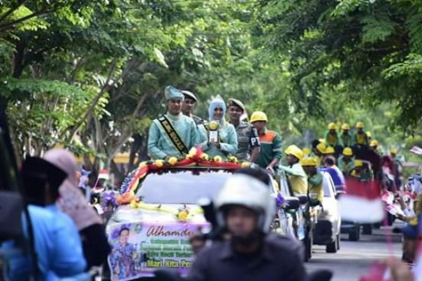 Piala Adipura diarak keliling Kota Bengkalis/hari/elpi Piala Adipura diarak keliling Kota Bengkalis/hari/elpi