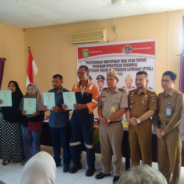 Kepala BPN Dumai Robert H Sirait dan Camat Dumai Timur Irawan Sukma menyerahkan sertifikat PTSL secara simbolis/pno/elpi Kepala BPN Dumai Robert H Sirait dan Camat Dumai Timur Irawan Sukma menyerahkan sertifikat PTSL secara simbolis/pno/elpi