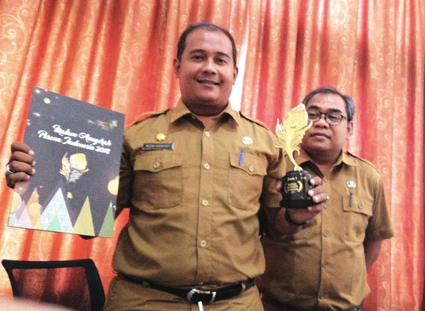 Kadisparpora, Rizky Hidayat SSTP MSi didampingi, Indra Yuni SH memperlihatkan piagam penghargaan dan tropy dari Kementrian Pariwisata./mad/elpi Kadisparpora, Rizky Hidayat SSTP MSi didampingi, Indra Yuni SH memperlihatkan piagam penghargaan dan tropy dari Kementrian Pariwisata./mad/elpi