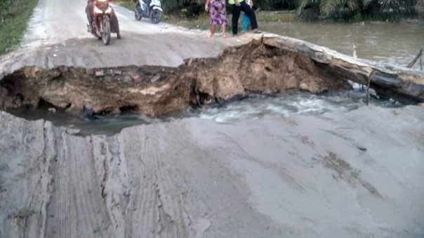 Kondisi jalan amblas diterjang arus Sungai Kapojan Bunut/ardi/elpi Kondisi jalan amblas diterjang arus Sungai Kapojan Bunut/ardi/elpi