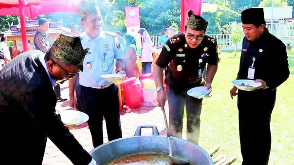 Tradisi makan Bukancah di Rohul/alfa Tradisi makan Bukancah di Rohul/alfa
