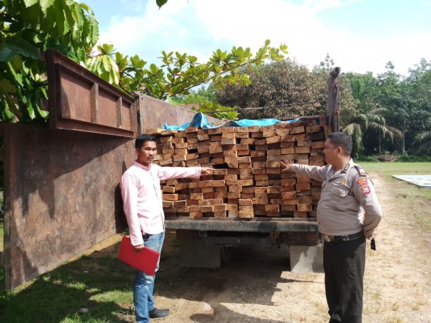 Polsek Ukui amankan mobil truk yang mengangkut kayu tanpa dokumen/ardi/elpi Polsek Ukui amankan mobil truk yang mengangkut kayu tanpa dokumen/ardi/elpi