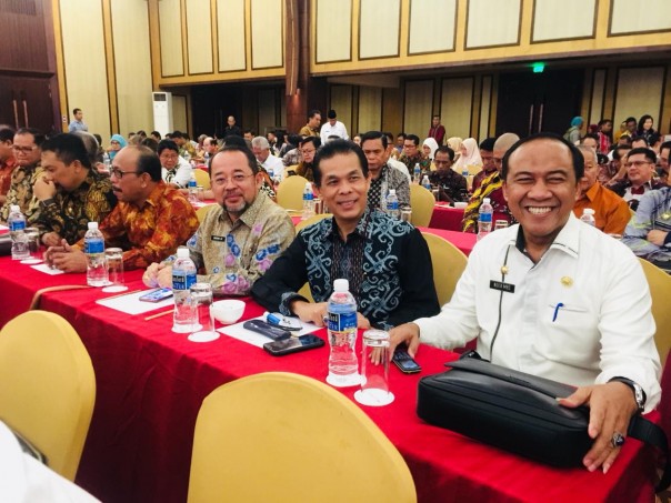 Sekdakab Kuansing, Dianto Mampanini (dua kanan) saat Rakor di Batam/zar/elpi Sekdakab Kuansing, Dianto Mampanini (dua kanan) saat Rakor di Batam/zar/elpi