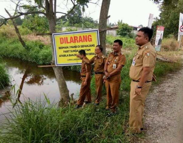 Camat Payung Sekaki saat meninjau lokasi sungai dimana Tahun 2018 kemarin pernah menelan nyawa (ist) Camat Payung Sekaki saat meninjau lokasi sungai dimana Tahun 2018 kemarin pernah menelan nyawa (ist)