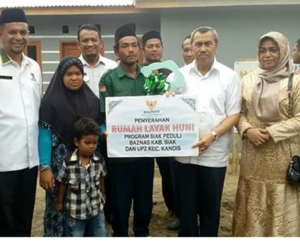 Syamsuar didampingi istri serahkan RLH kepada warga miskin di Kandis. Syamsuar didampingi istri serahkan RLH kepada warga miskin di Kandis.