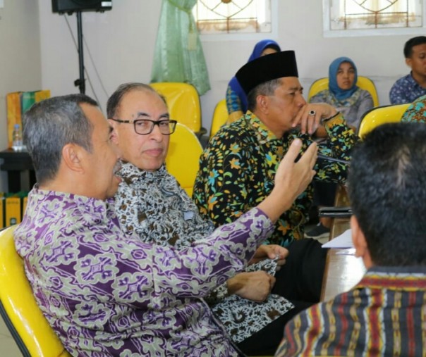 Bupati Siak Syamsuar bersama Alwi Sihab. Bupati Siak Syamsuar bersama Alwi Sihab.