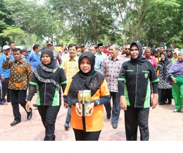 Bupati Syamsuar berbaur dengan petugas kebrsihan. Bupati Syamsuar berbaur dengan petugas kebrsihan.