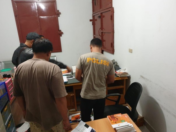 Aparat kepolisian saat sedang melakukan olah TKP/zar/elpi Aparat kepolisian saat sedang melakukan olah TKP/zar/elpi